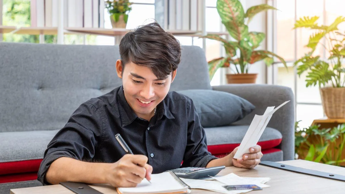 Lương vừa về đã hết: Thử chia tiền trong 10 phút đầu tiên
